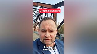 Christian Ries vom Landauer Gesch&auml;ft &bdquo;Sch&ouml;nes & Wolle&ldquo; wirkt im Video auf den ersten Blick wie ein Kommunalpolitiker - und &uuml;berrascht dann die Zuschauer.