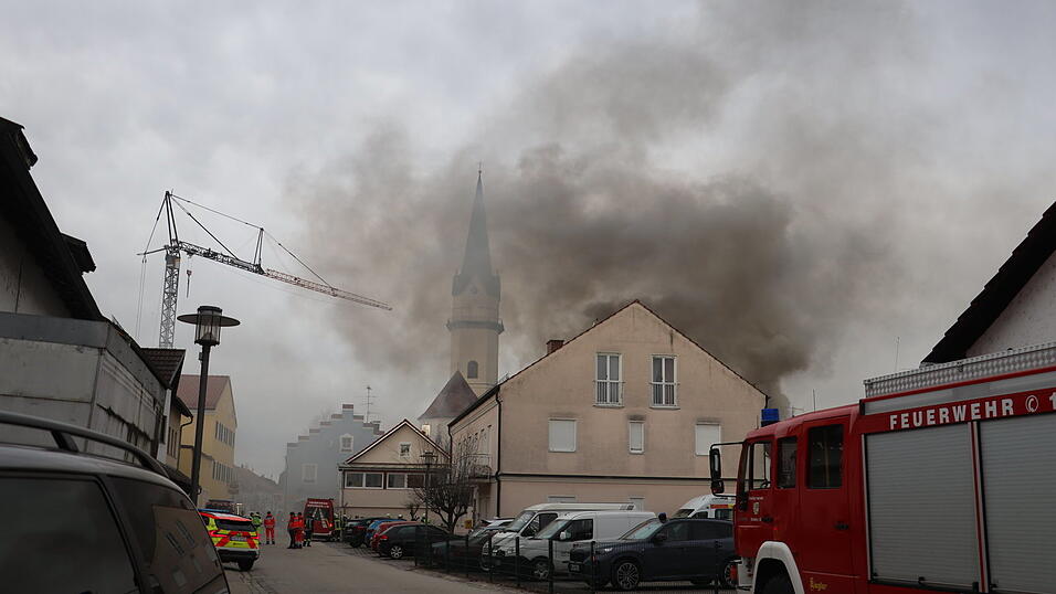 Wegen der starken Rauchentwicklung wurden Anwohner aufgefordert, Fenster und Türen geschlossen zu halten.
