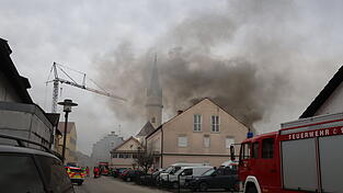 Wegen der starken Rauchentwicklung wurden Anwohner aufgefordert, Fenster und Türen geschlossen zu halten.