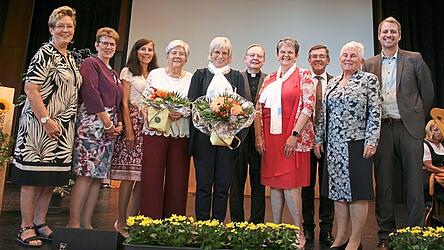 Im Rahmen der Feier wurden die verdienten Vorstandsmitglieder Elisabeth Brogl und Annemarie Hemauer geehrt