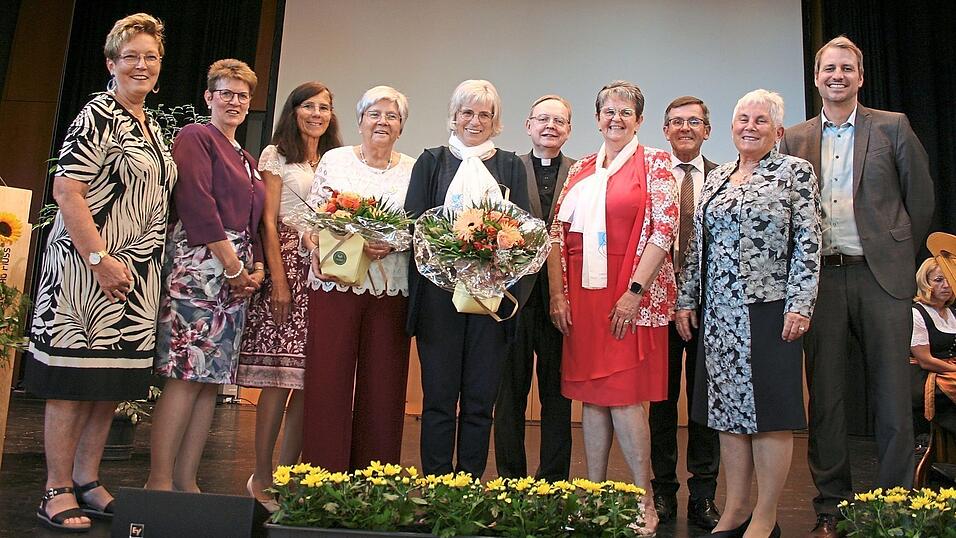 Im Rahmen der Feier wurden die verdienten Vorstandsmitglieder Elisabeth Brogl und Annemarie Hemauer geehrt Im Rahmen der Feier wurden die verdienten Vorstandsmitglieder Elisabeth Brogl und Annemarie Hemauer geehrt