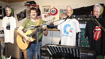Kreative Ideen und Humor gegen die Krise: Karl-Heinz Ebner (2.v.li.) richtete f&uuml;r die Lupos eine etwas andere Bandprobe an.