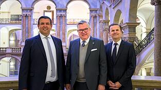 Der Bayerische Justizminister Josef Schmid (M.), der ehemalige zentrale Antisemitismus Beauftragte der bayerischen Justiz Andres Frank (r.) und sein Nachfolger David Beck bei der Vorstellung des neuen Antisemitismusbeauftragten der bayerischen Justiz im Justizpalast M&uuml;nchen.