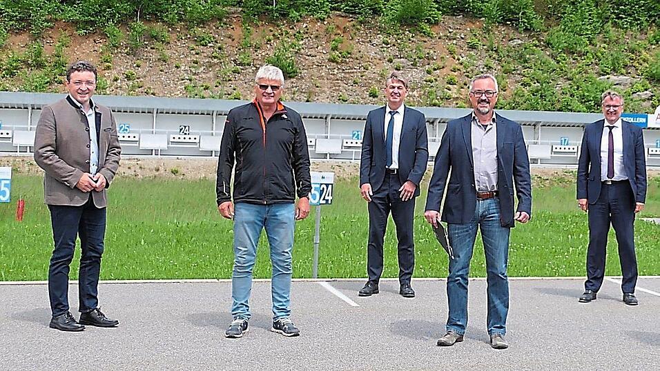 Unter anderem beim Fachgespr&auml;ch am Landesleistungszentrum dabei: Skiverbandspr&auml;sident Max Gibis (v.li.) , Sportwart Biathlon Sepp Schneider, Ministerialbeauftragter Manfred Brodschelm, Kommissarischer Schulleiter Realschule Christian Sagmeister, Ministerialbeauftragter Anselm R&auml;de.