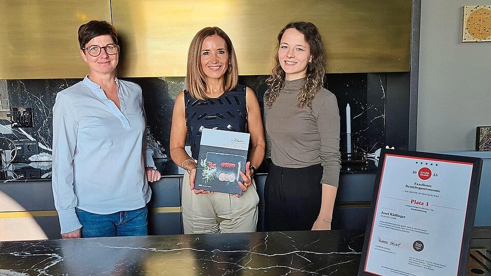 130 Seiten voller Rezepte aus der Kantine: Petra Rädlinger (Mitte) ist stolz auf Nina Krapfl (rechts), Steffi Schwendner und ihre Köche, die in nicht einmal in zwei Monaten ein Kochbuch geschrieben haben. 130 Seiten voller Rezepte aus der Kantine: Petra Rädlinger (Mitte) ist stolz auf Nina Krapfl (rechts), Steffi Schwendner und ihre Köche, die in nicht einmal in zwei Monaten ein Kochbuch geschrieben haben.