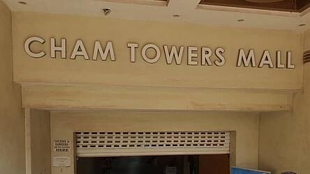 Cham Towers Mall ziert als Schriftzug das Gebäude. 