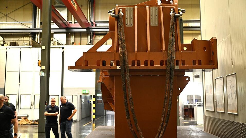 Ein 12 Tonnen schweres Stahlgehäuse für das Getriebe eine Fregatte. Ein 12 Tonnen schweres Stahlgehäuse für das Getriebe eine Fregatte.