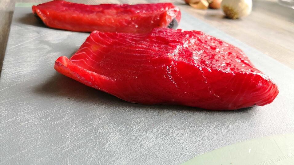 Für idowa hat Helmut Mühlberger als Vorspeise für den perfekten Grillabend in roter Beete gebeizten Lachs mit Quinoa an Orangengel und gegrilltem Spargel gezaubert.