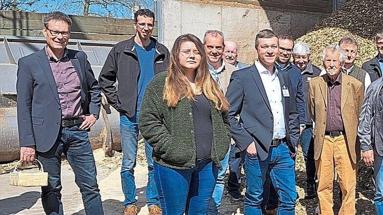 Vertreter zahlreicher Gemeinden aus dem Landkreis besichtigten die Hackschnitzelheizung von Josef Balk die mit Holzresten aus seinem Betrieb gespeist wird.