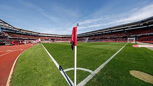 Bis zum Sommer wollen die Fraktionen von SPD und CSU gemeinsam mit den Planern und dem 1. FCN nun ermitteln, welche finanziellen Mittel für einen Umbau zur Verfügung stehen und was für ein Umbau damit möglich wäre. (Archivbild) Bis zum Sommer wollen die Fraktionen von SPD und CSU gemeinsam mit den Planern und dem 1. FCN nun ermitteln, welche finanziellen Mittel für einen Umbau zur Verfügung stehen und was für ein Umbau damit möglich wäre. (Archivbild)