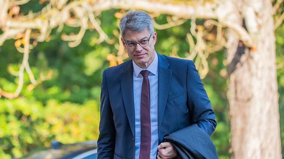 Verkehrsminister Patrick Schnieder (CDU) wurde während der Klausur nach einem Kreislaufzusammebruch ins Krankenhaus gebracht. Danach hieß es, es gehe ihm wieder besser.