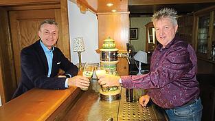 Ein Prosit auf gute Zusammenarbeit: P&auml;chter Hans Schiller (rechts) und B&uuml;rgermeister Hans Biederer.