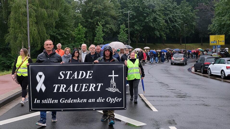 In Stade nahmen viele Menschen an einem Trauermarsch teil, um der Opfer in der Jugendhilfeeinrichtung zu gedenken.