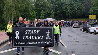 In Stade nahmen viele Menschen an einem Trauermarsch teil, um der Opfer in der Jugendhilfeeinrichtung zu gedenken.