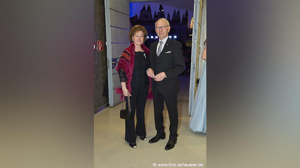 Die Metzgerzunft hat am Samstagabend in die Joseph-von-Fraunhofer-Halle eingeladen. Die Metzgerzunft hat am Samstagabend in die Joseph-von-Fraunhofer-Halle eingeladen.