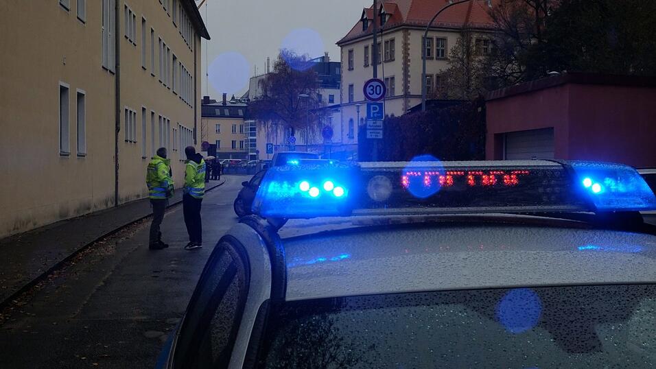 Wegen einer Bombendrohung ist derzeit das Gebiet um die Berufsschule in der Pestalozzistraße in Straubing gesperrt.