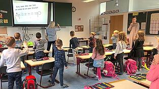 Sprachintensiver Unterricht in der ersten Klasse. Zusammen mit ihrer Klassenleitung Katharina Weber und Sonderpädagogin Lisa Flötner bilden die Kinder auditiv durch Reime und in motorischer Hinsicht durch Schwungübungen ihr Sprachgefühl aus. Sprachintensiver Unterricht in der ersten Klasse. Zusammen mit ihrer Klassenleitung Katharina Weber und Sonderpädagogin Lisa Flötner bilden die Kinder auditiv durch Reime und in motorischer Hinsicht durch Schwungübungen ihr Sprachgefühl aus.