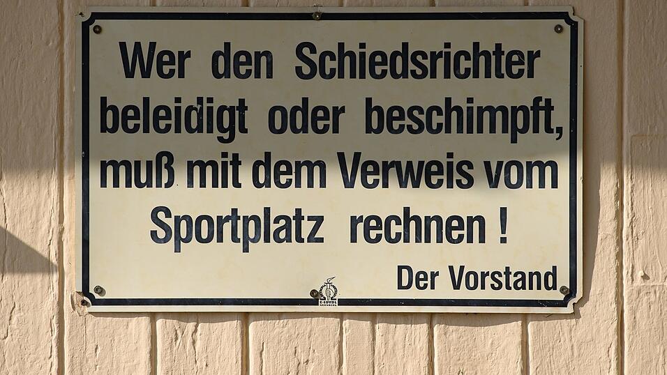 Immer wieder gibt es Beleidigungen gegen Schiedsrichter. Immer wieder gibt es Beleidigungen gegen Schiedsrichter.