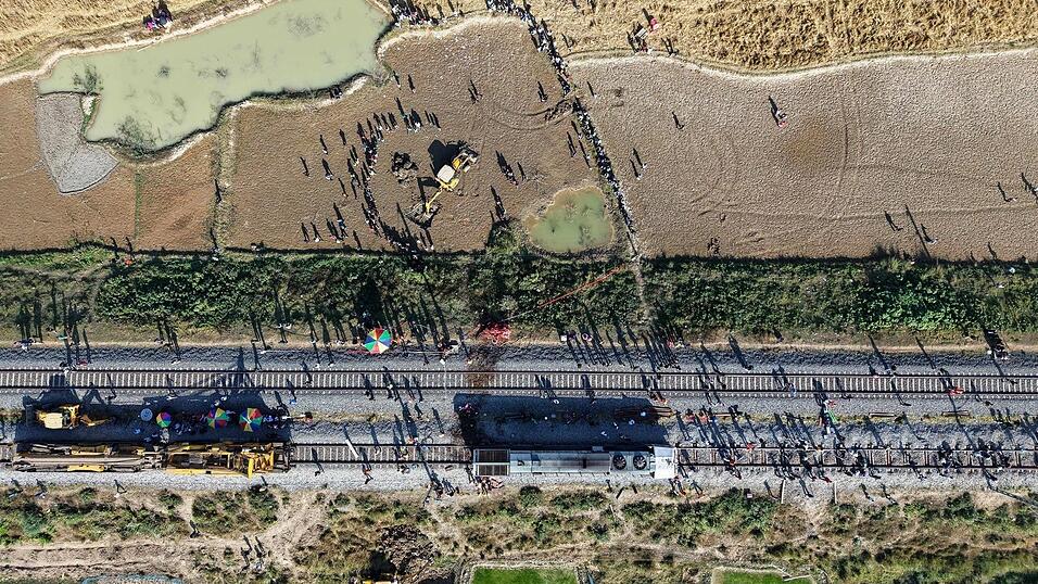 Ein Bagger hebt eine Grube aus, um den Kadaver eines Elefanten zu begraben, der bei der Kollision mit einem Zug ums Leben kam.