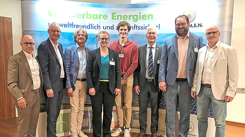 Er&ouml;ffneten mit einer Podiumsdiskussion das CARMEN-Symposium im Hotel Asam (v.l.): Andreas L&ouml;ffert (Zweckverband Hafen Straubing-Sand), Oberb&uuml;rgermeister Markus Pannermayr, Edmund Langer (Gesch&auml;ftsf&uuml;hrer CARMEN), Moderatorin Constanze von Hassel, Studierenden-Vertreter Vitus Heigenhauser, Dr. Bernhard Widmann (Leiter des Technologie- und F&ouml;rderzentrums), Landrat Tobias Beck und Dr. Norbert Fr&ouml;hlich (Gesch&auml;ftsf&uuml;hrer des TUM-Campus).