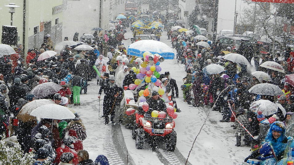 Die Zuschauer kamen auch bei dichtem Schneetreiben wie 2013. Die Zuschauer kamen auch bei dichtem Schneetreiben wie 2013.