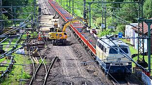 Im August begannen die Modernisierungsarbeiten auf der Strecke Hamburg-Berlin, die dafür bis April 2026 gesperrt ist. (Archivbild)