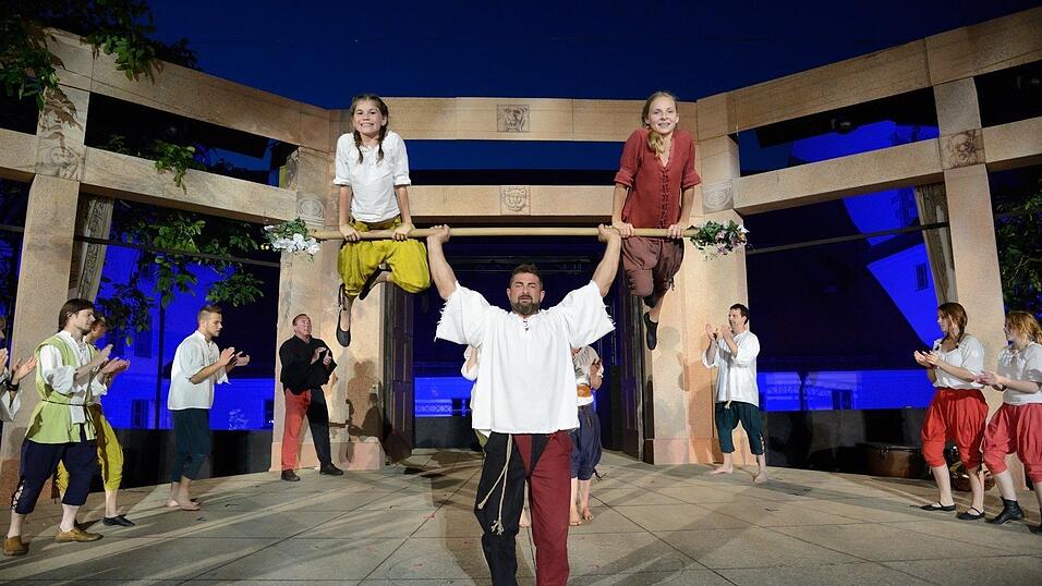 In der Pause hatte die Showtanzgruppe 'Flip Flops' Zeit, ihr ganzes Können zu präsentieren. (Fotos: Ulli Scharrer) In der Pause hatte die Showtanzgruppe 'Flip Flops' Zeit, ihr ganzes Können zu präsentieren. (Fotos: Ulli Scharrer)