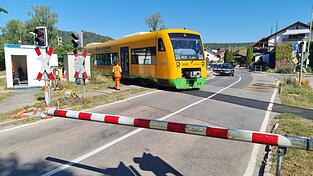 Ein Zug der Oberpfalzbahn fährt von Blaibach in Richtung Bad Kötzting. Links im Bild ist einer der beiden Bahnübergangsposten, der die Schranke per Knopfdruck bedient. Ein Zug der Oberpfalzbahn fährt von Blaibach in Richtung Bad Kötzting. Links im Bild ist einer der beiden Bahnübergangsposten, der die Schranke per Knopfdruck bedient.