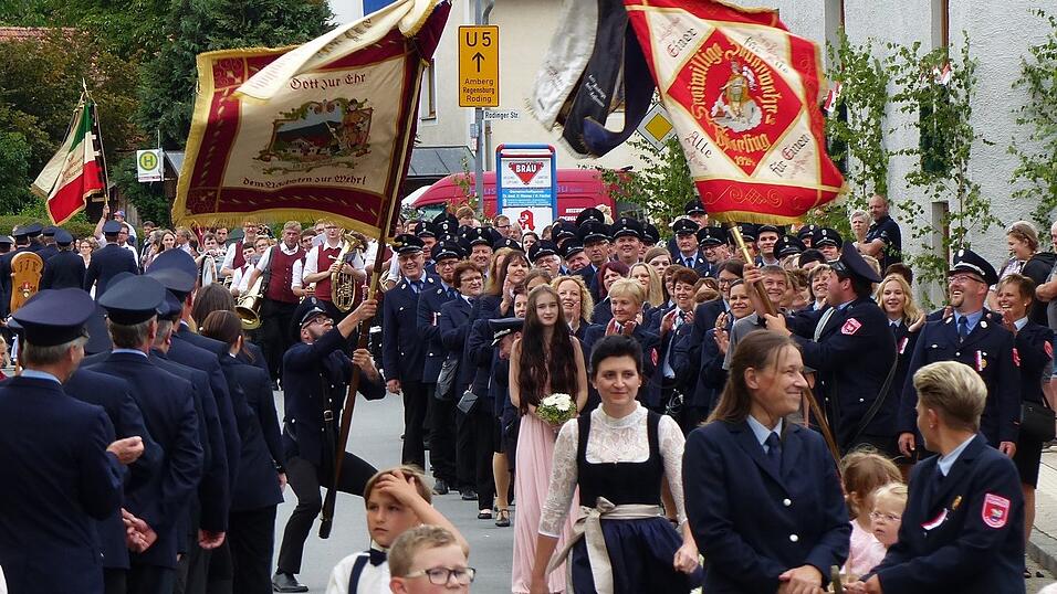 Die vielen Zuschauer animierten auch die Fahnentr&auml;ger zu H&ouml;chstleistungen.