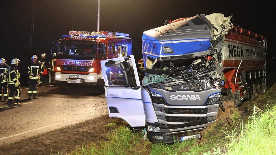 Nach ersten Ermittlungen der Polizei geriet der Silozug auf die Gegenfahrbahn und stieß mit einem entgegenkommenden Lastwagen zusammen. Durch die Wucht wurde ein Teil der Fahrerkabine herausgerissen. Der Mann am Steuer erleidet schwerste, sogar lebensbedrohliche Verletzungen.