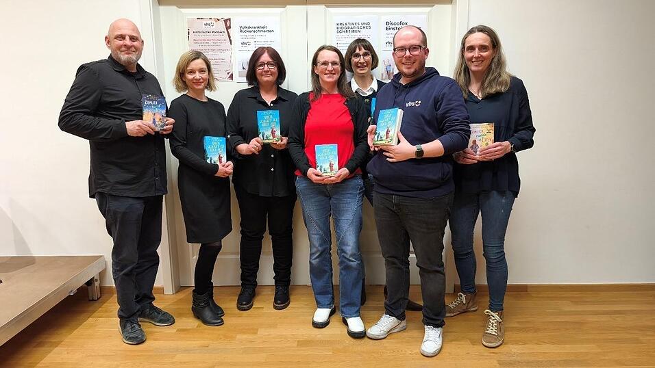 Thomas Unverdorben (2. v. r.) mit Michael Aumer (v. l.), Steffi Kreilinger, Angelika Schwarzhuber, Christine Hartl und Beate Br&uuml;cklmeier vom B&uuml;chereiteam sowie Doris Seibold von der Buchhandlung B&ouml;hm
