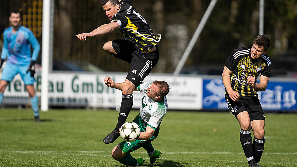 Obenauf war Simbach - hier Kapit&auml;n Florian Wiese (in schwarz) - gegen Aiglsbach, beim Tabellenf&uuml;hrer T&uuml;rk G&uuml;c&uuml; Straubing ist die Reichl/Ritzinger-Truppe jedoch in der Rolle des Au&szlig;enseiters.