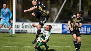 Obenauf war Simbach - hier Kapit&auml;n Florian Wiese (in schwarz) - gegen Aiglsbach, beim Tabellenf&uuml;hrer T&uuml;rk G&uuml;c&uuml; Straubing ist die Reichl/Ritzinger-Truppe jedoch in der Rolle des Au&szlig;enseiters.