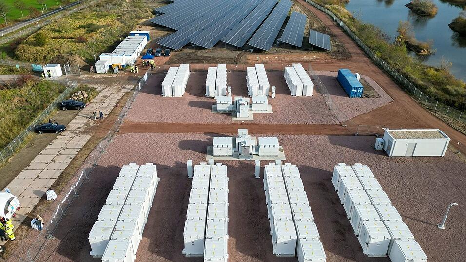 Batteriespeicher und Solaranlagen ergänzen sich zwar, entwickeln sich aktuell aber in unterschiedliche Richtungen. (Archivbild) Batteriespeicher und Solaranlagen ergänzen sich zwar, entwickeln sich aktuell aber in unterschiedliche Richtungen. (Archivbild)