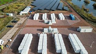 Batteriespeicher und Solaranlagen ergänzen sich zwar, entwickeln sich aktuell aber in unterschiedliche Richtungen. (Archivbild) Batteriespeicher und Solaranlagen ergänzen sich zwar, entwickeln sich aktuell aber in unterschiedliche Richtungen. (Archivbild)