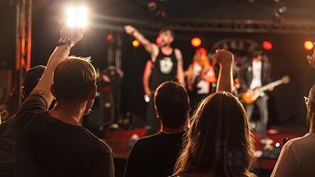 Einmal im Jahr feiert das Bandhaus ein großes Open Air. Hier im Hintergrund auf der Bühne: Die Punk-Coverband 'Not a US Gang'. Einmal im Jahr feiert das Bandhaus ein großes Open Air. Hier im Hintergrund auf der Bühne: Die Punk-Coverband 'Not a US Gang'.