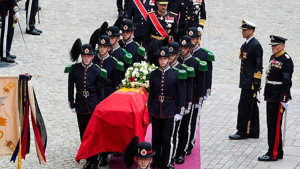 K&ouml;nig Harald V. ist nach einem Trauerzug durch Oslo an seiner letzten Ruhest&auml;tte eingetroffen.