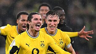 Marcel Sabitzer (l) schoss Borussia Dortmund per direkt verwandeltem Freistoß zum Sieg, Nico Schlotterbeck gab ihm zuvor einen anderen Ratschlag. Marcel Sabitzer (l) schoss Borussia Dortmund per direkt verwandeltem Freistoß zum Sieg, Nico Schlotterbeck gab ihm zuvor einen anderen Ratschlag.