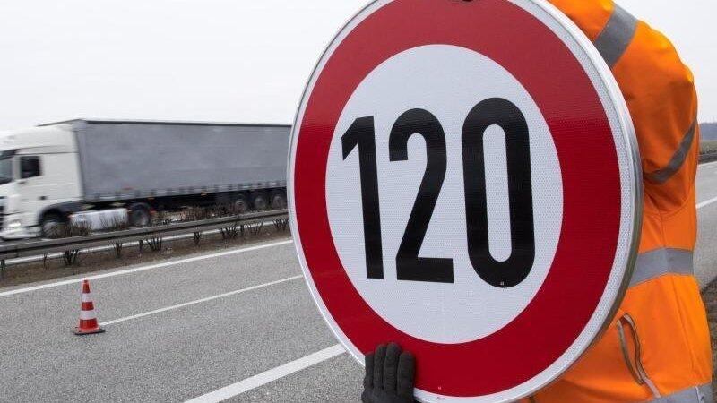 Auf der A92 gilt ab der Anschlussstelle Plattling-Nord in Fahrtrichtung Deggendorf Tempo 120 (Symbolbild). Auf der A92 gilt ab der Anschlussstelle Plattling-Nord in Fahrtrichtung Deggendorf Tempo 120 (Symbolbild).