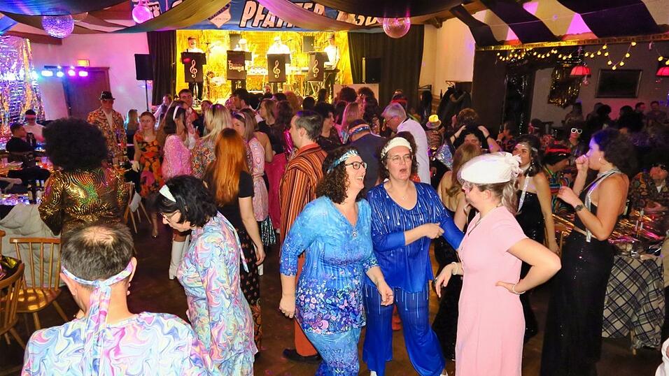 Disco-Fieber im Saal des Gasthofs Gierstorfer.