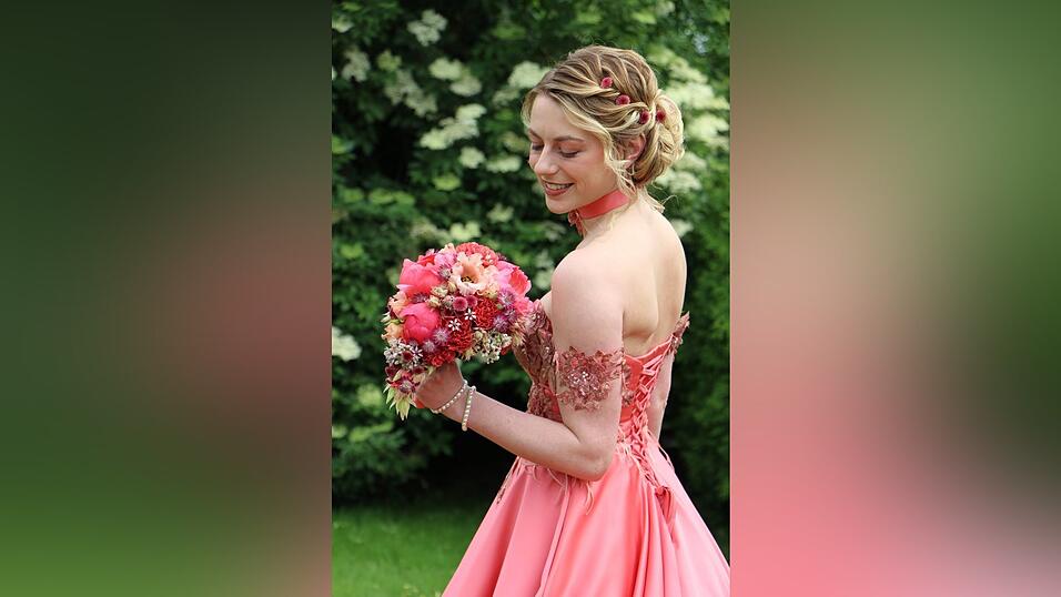 &Auml;rmel aus Spitze und eine Schn&uuml;rung am R&uuml;cken ...