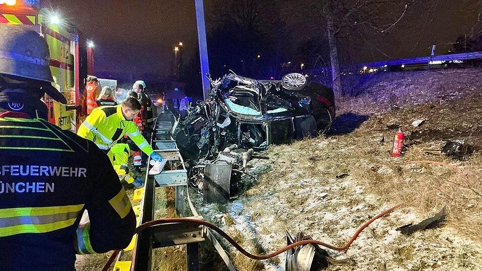 Mehrere Helfer und Helferinnen reagierten laut Feuerwehr vorbildlich und versorgten den verletzten Fahrer.
