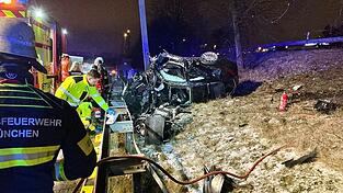 Mehrere Helfer und Helferinnen reagierten laut Feuerwehr vorbildlich und versorgten den verletzten Fahrer.