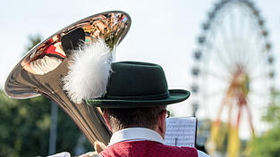 Die richtige Musik gehört genau so zum Gäubodenvolksfest wie das Bier und eine resche Brezn. (Symbolbild)