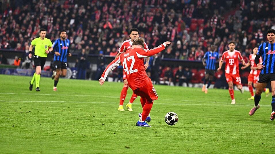 Lennart Karl erzielt mit seinem starken linken Fu&szlig; das 3:0.