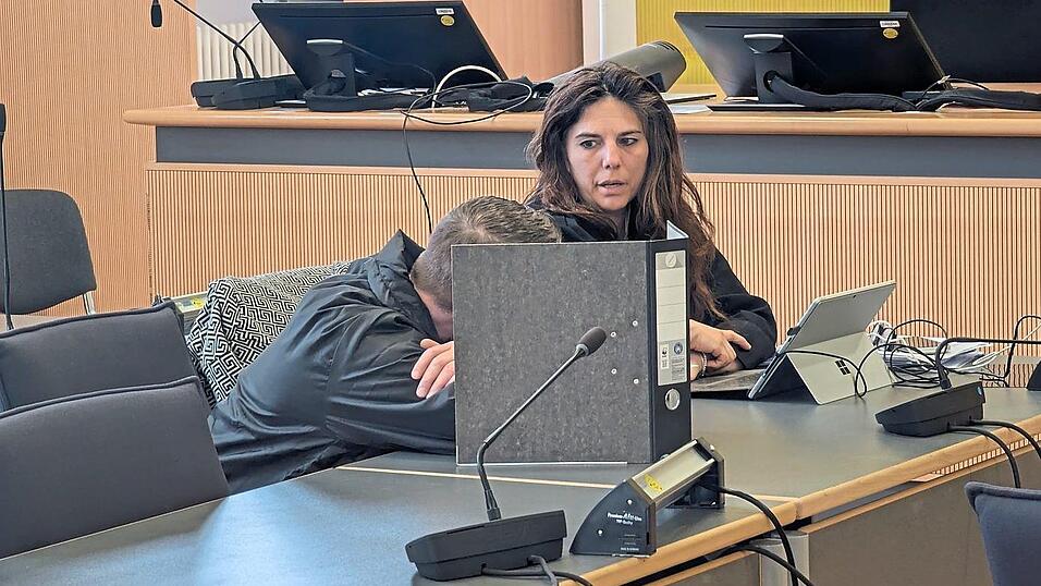 Die Familie des Angeklagten entlastet den 43-J&auml;hrigen.