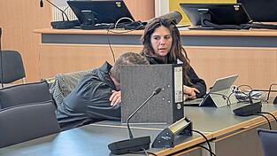 Die Familie des Angeklagten entlastet den 43-Jährigen. Die Familie des Angeklagten entlastet den 43-Jährigen.