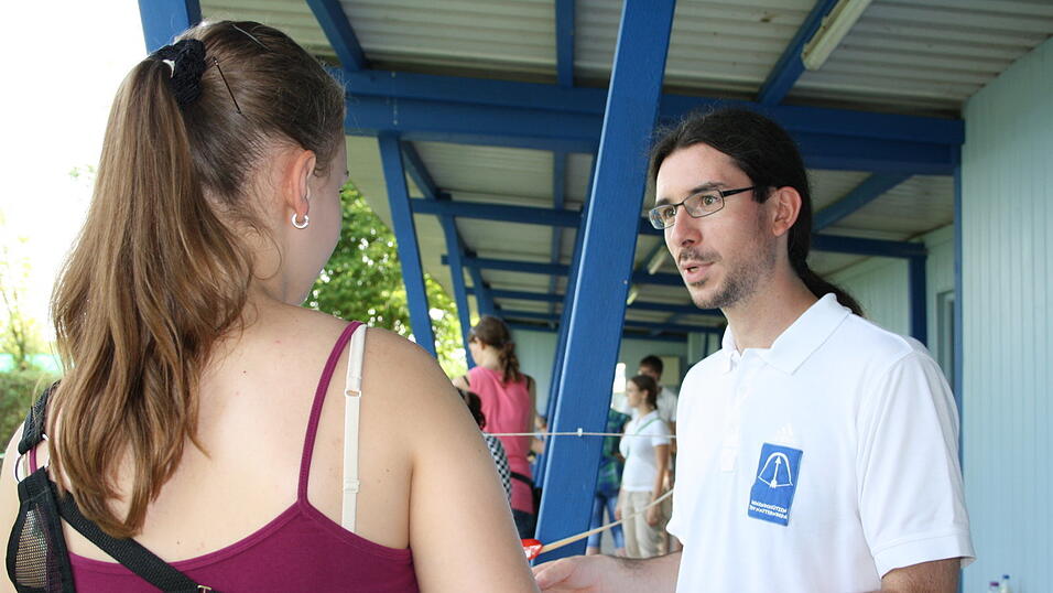 Florian hilft einer Schützin, die richtige Haltung zu finden. Florian hilft einer Schützin, die richtige Haltung zu finden.