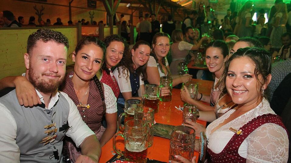 Auch am Samstagabend strömten viele Landshuter zur Dult. Auch am Samstagabend strömten viele Landshuter zur Dult.