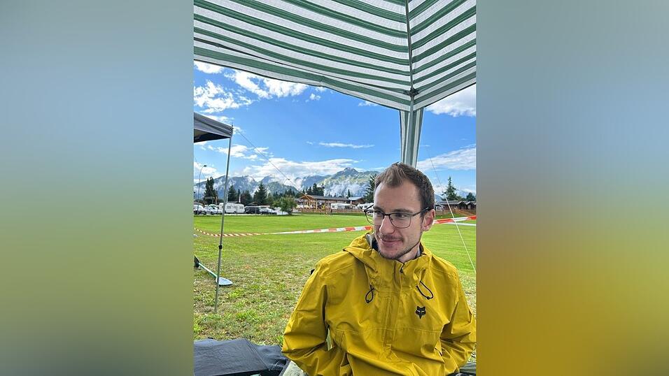 Campingstuhl, Pavillon und Musikbox gehörten in diesem Sommer zur Standardausrüstung bei Johannes. Campingstuhl, Pavillon und Musikbox gehörten in diesem Sommer zur Standardausrüstung bei Johannes.